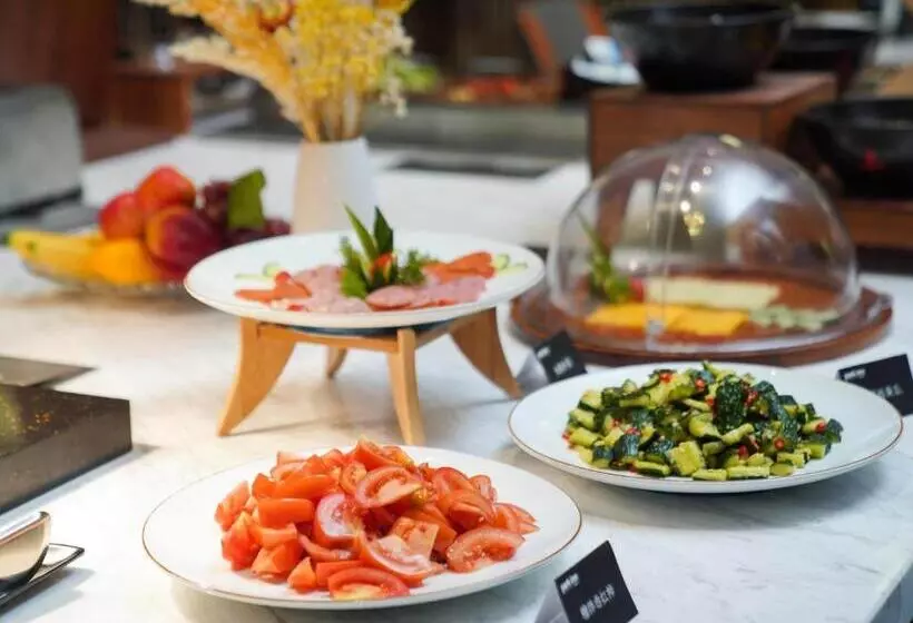 Hotelli Park Inn By Radisson Nanchong Yilong Star City Plaza