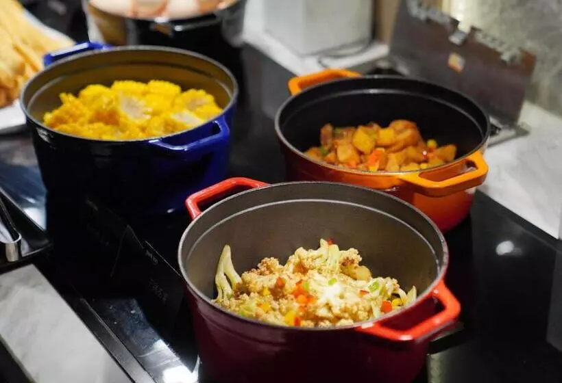 Hotelli Park Inn By Radisson Nanchong Yilong Star City Plaza