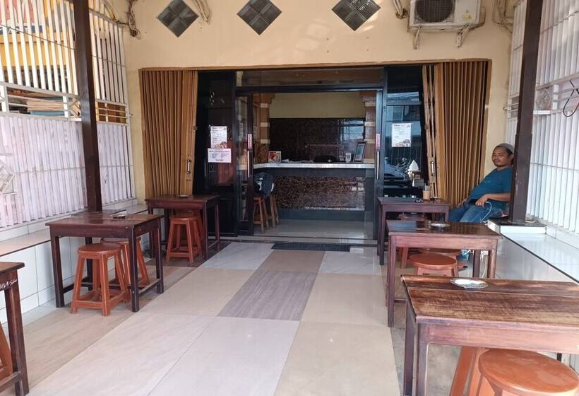 Oyo 93479 Hotel Jaguar Sentani