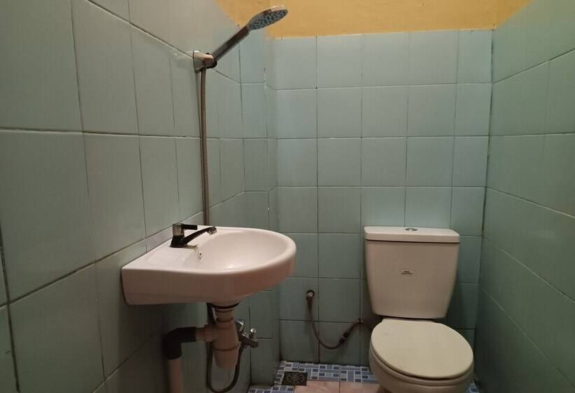 Oyo 93479 Hotel Jaguar Sentani