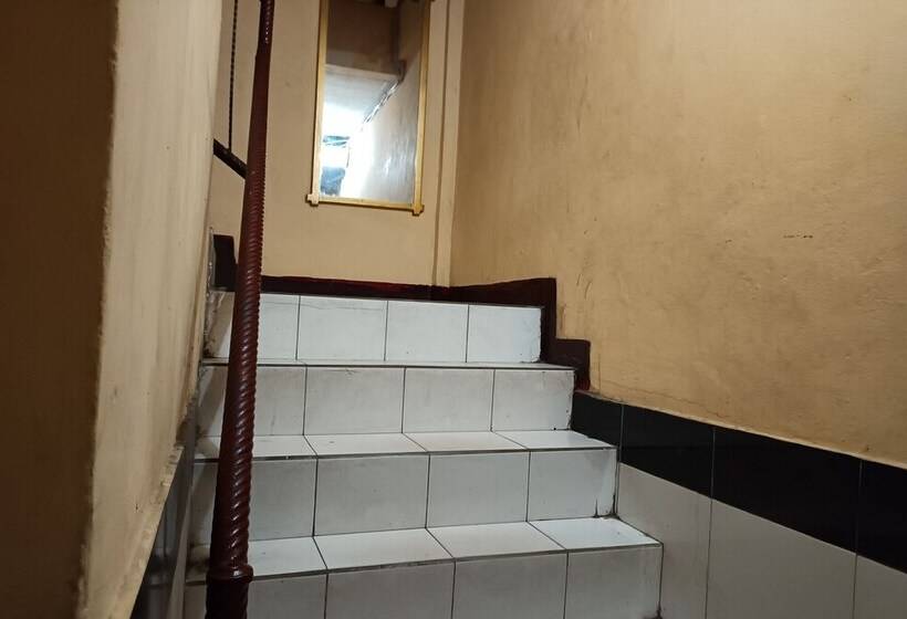 Oyo 93479 Hotel Jaguar Sentani