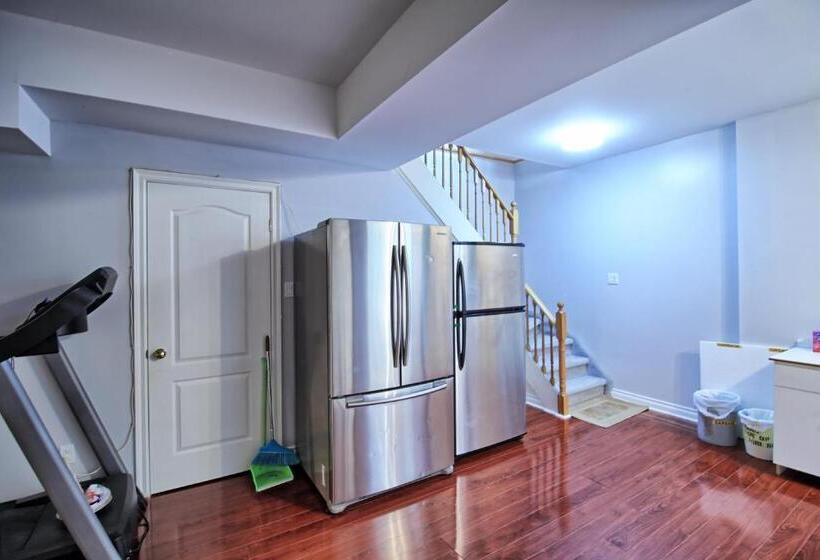 بنسيون Bright Basement & Private Bathroom, Free Parking