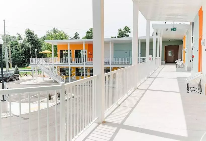 The Grove Motel