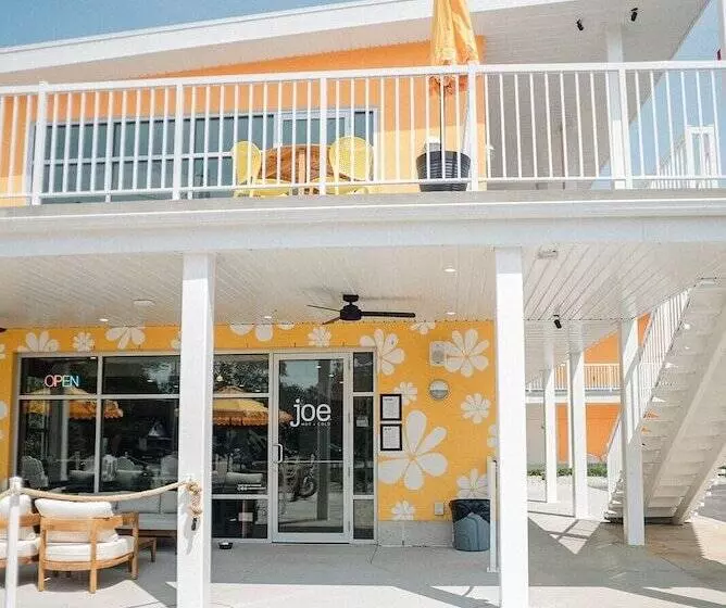 The Grove Motel