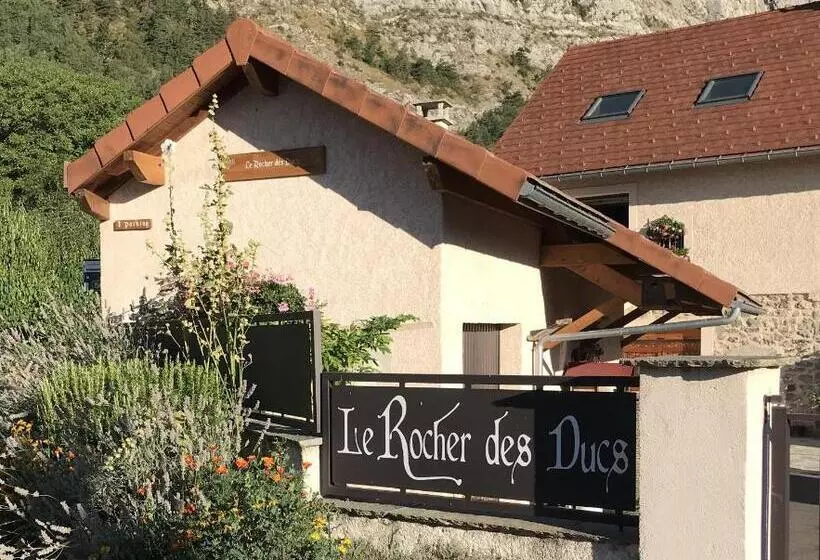 ベッドアンドブレックファースト Le Rocher Des Ducs, Vue Sur Montagne, Abris Voitures Et Motos