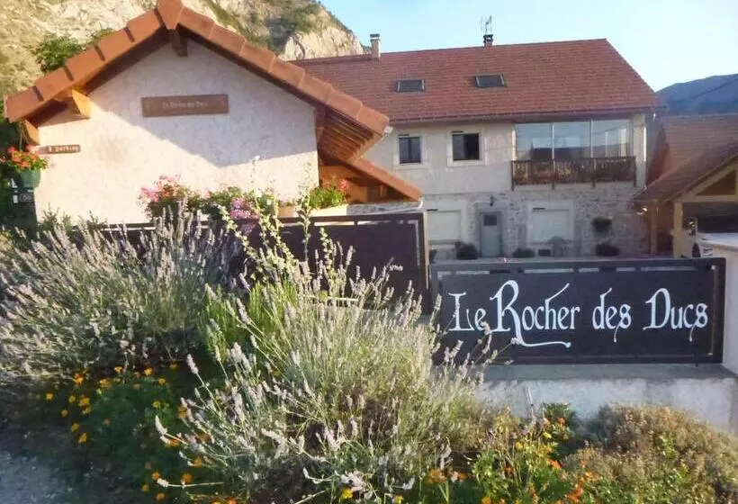 ベッドアンドブレックファースト Le Rocher Des Ducs, Vue Sur Montagne, Abris Voitures Et Motos