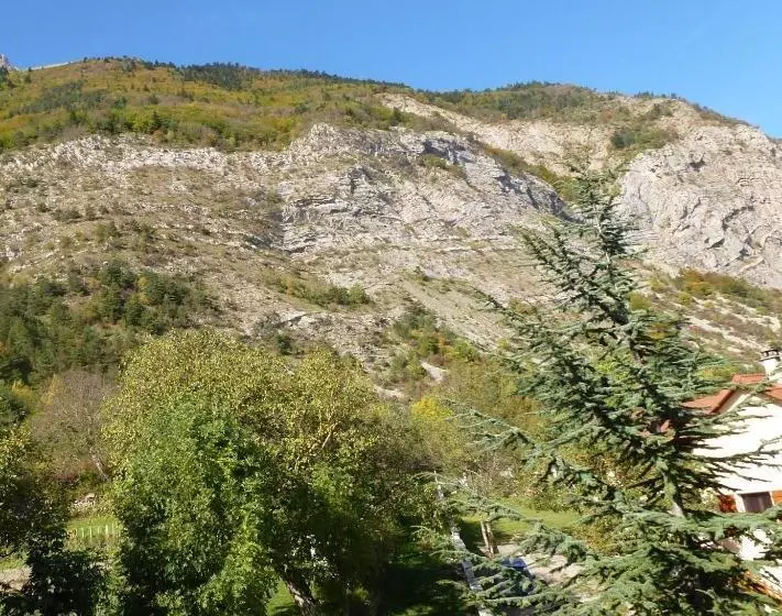 ベッドアンドブレックファースト Le Rocher Des Ducs, Vue Sur Montagne, Abris Voitures Et Motos