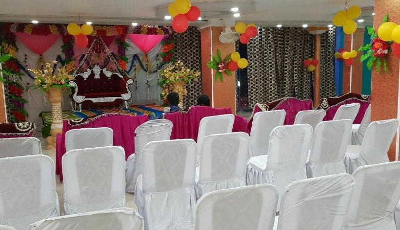 ホテル New Gurudeo Basera And Family Restaurant