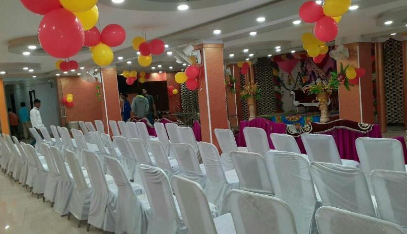 ホテル New Gurudeo Basera And Family Restaurant