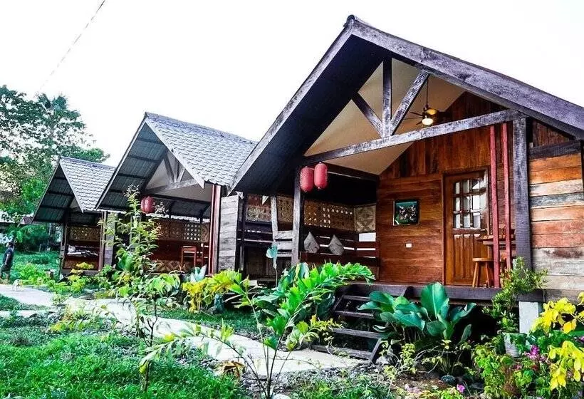 استراحتگاه Banlaw Pool & Garden