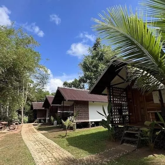 استراحتگاه Banlaw Pool & Garden