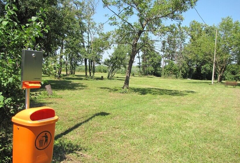 בית מלון כפרי Belvedere Pineta Camping