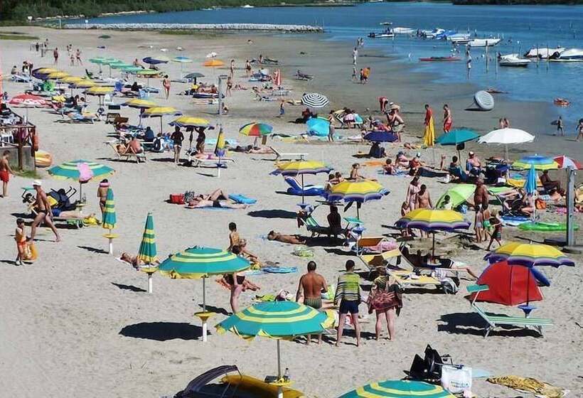 בית מלון כפרי Belvedere Pineta Camping