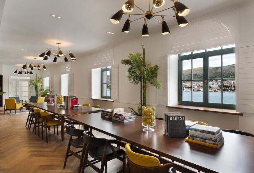 فندق Brown Beach House & Spa