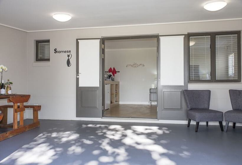 401 Rozendal Cottages