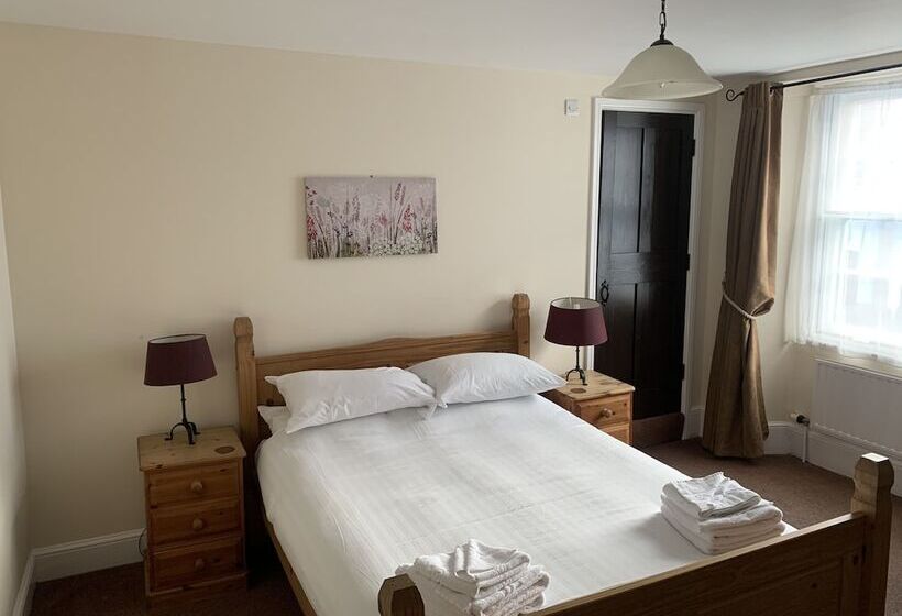 The Cromwell Arms Inn