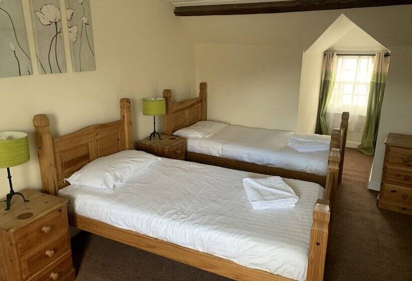 The Cromwell Arms Inn