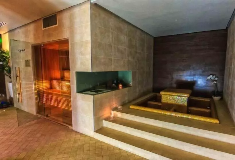 ホテル Roman By Dumbrava Business Resort