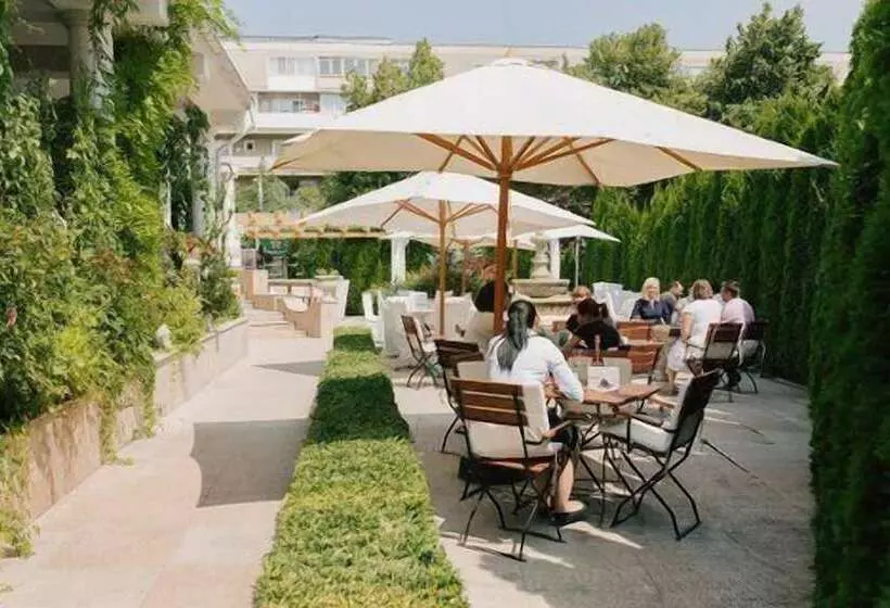 ホテル Roman By Dumbrava Business Resort