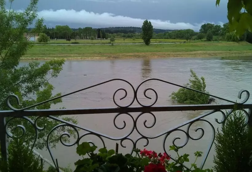تختخواب و صبحانه Riverside Home Cottage