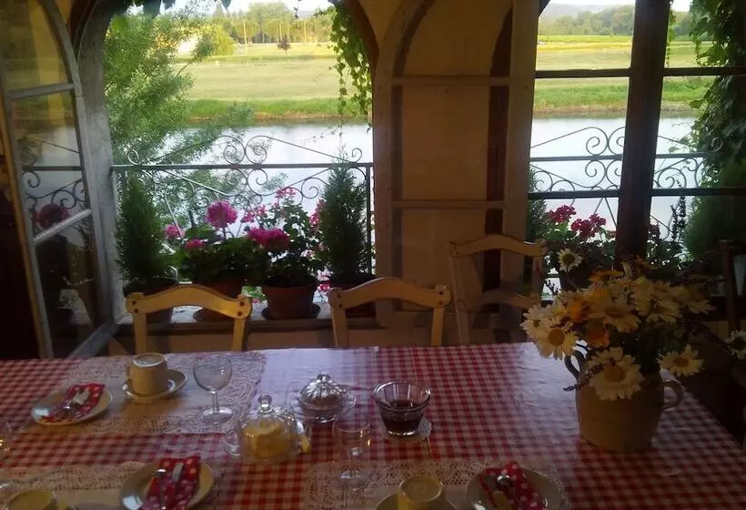 تختخواب و صبحانه Riverside Home Cottage