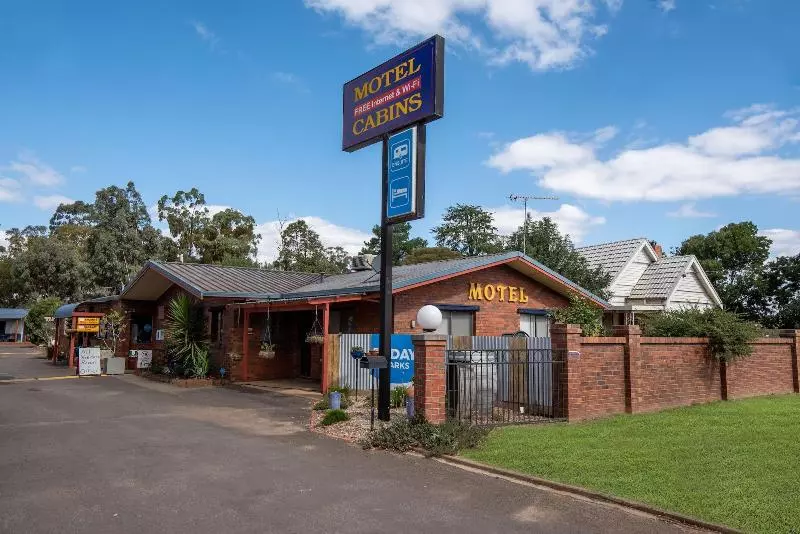 Golden Country Motel And Caravan Park