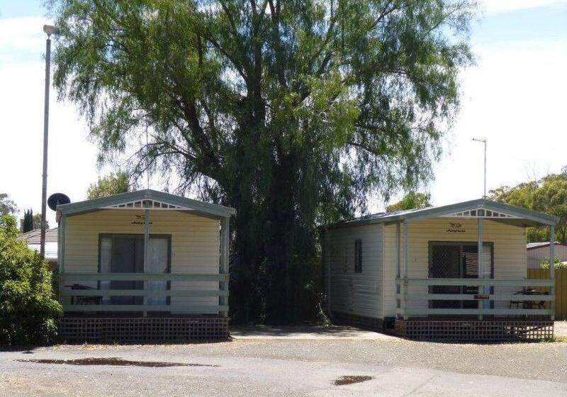 Golden Country Motel And Caravan Park