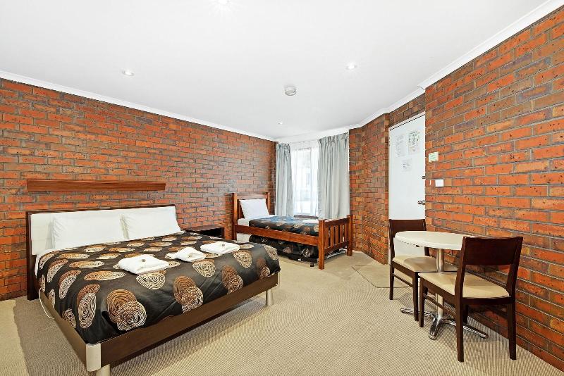 Golden Country Motel And Caravan Park