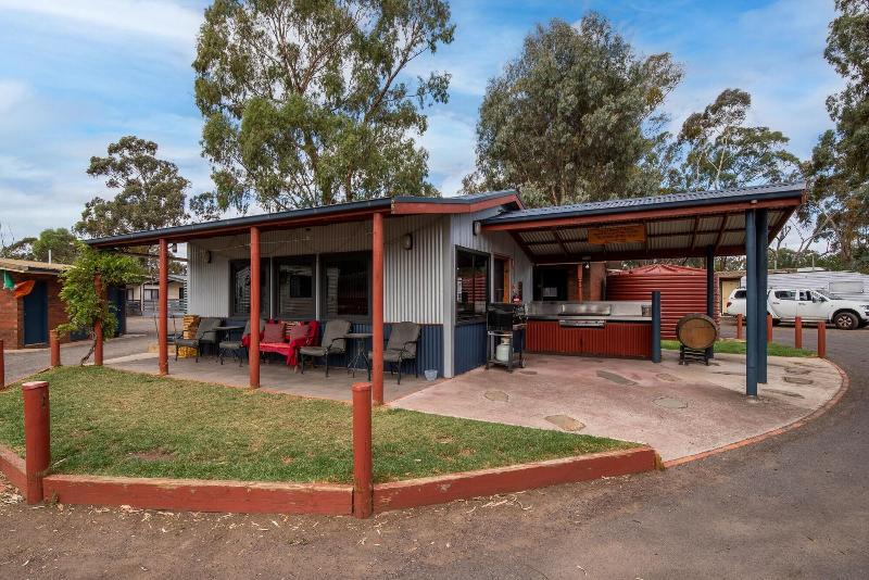 Golden Country Motel And Caravan Park