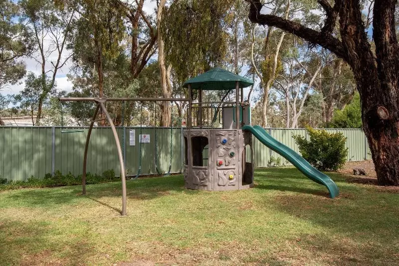 Golden Country Motel And Caravan Park