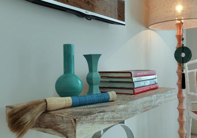 Hotel Room & Vespa 4