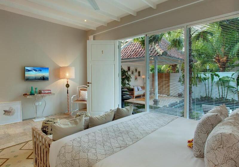 Hotel Room & Vespa 4