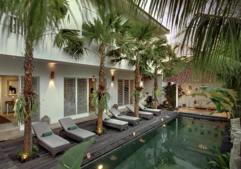 Hotel Room & Vespa 4