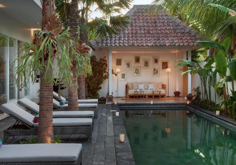 Hotel Room & Vespa 4