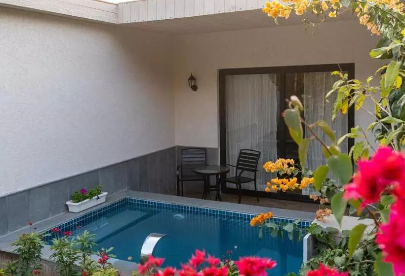 هتل Anandam   Jacuzzi & Private Pool Villas In Udaipur