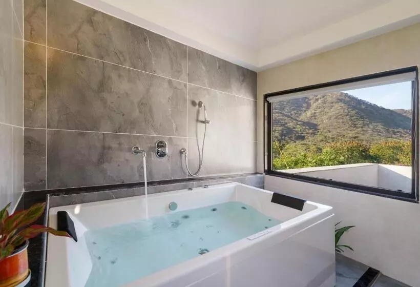 هتل Anandam   Jacuzzi & Private Pool Villas In Udaipur