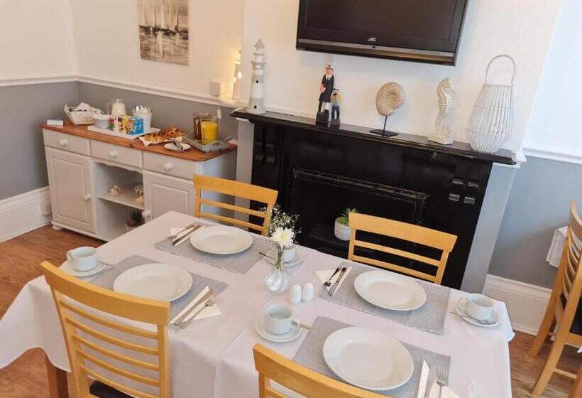 פנסיון The Chimes