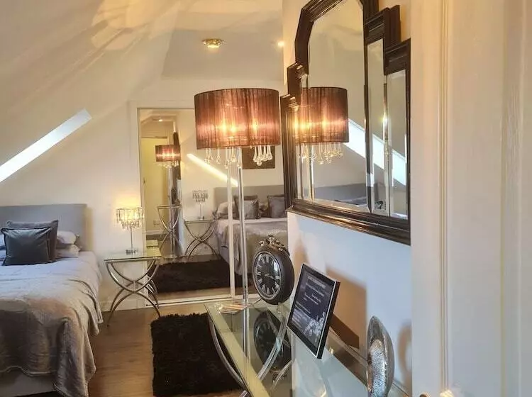 Robert The Bruce Apartment