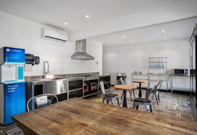 Samesun Hollywood Hotel & Hostel