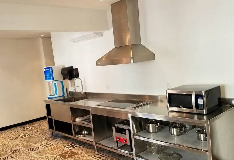 Samesun Hollywood Hotel & Hostel