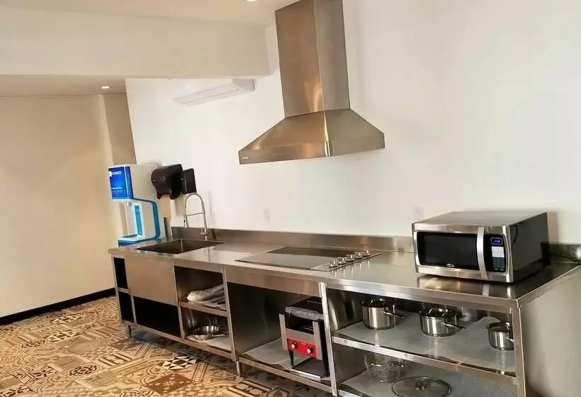 Samesun Hollywood Hotel & Hostel