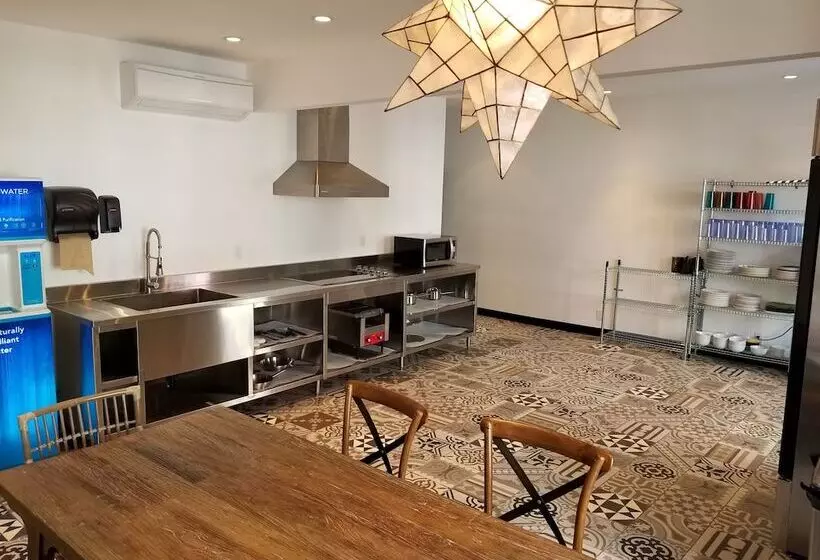 Samesun Hollywood Hotel & Hostel