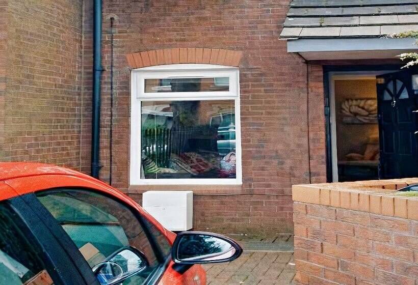 Great Location   City Centre   Parking   4 Beds   2 Bedrooms