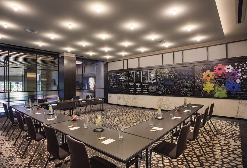 ホテル Emc2, Autograph Collection