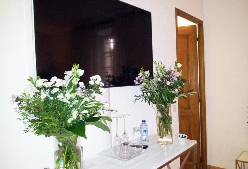 تختخواب و صبحانه La Chênaie De Gordes