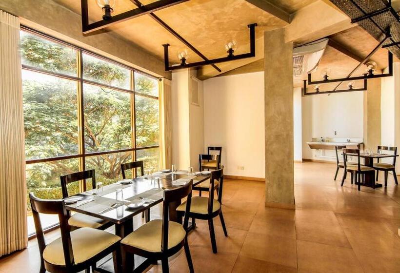 Saninro Hotel   Ragama