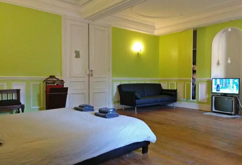 ベッドアンドブレックファースト Château De Seurre   No Boring People Please   O6 Io 66 95 83