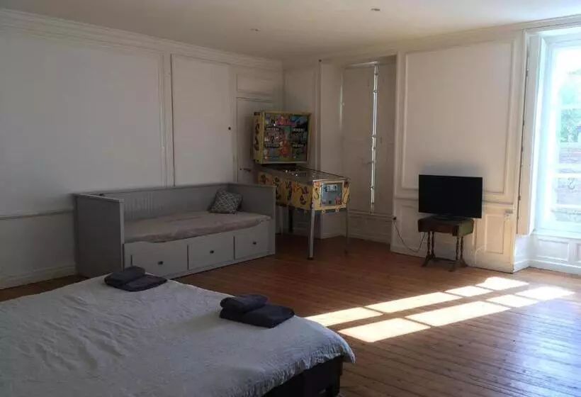 ベッドアンドブレックファースト Château De Seurre   No Boring People Please   O6 Io 66 95 83