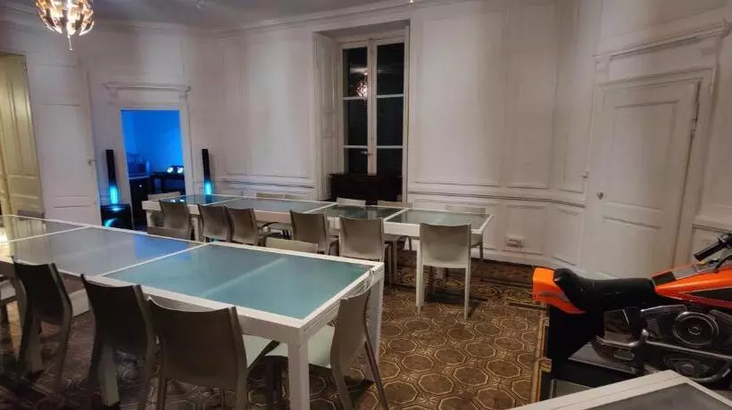 ベッドアンドブレックファースト Château De Seurre   No Boring People Please   O6 Io 66 95 83