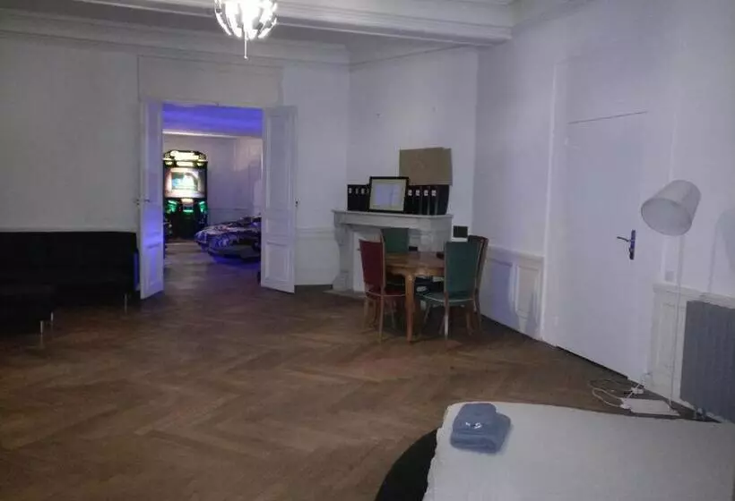 ベッドアンドブレックファースト Château De Seurre   No Boring People Please   O6 Io 66 95 83